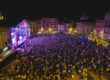La Plaça Major de Vic plena de gom a gom durant el concert de 31 FAM a la 37ª edició del MMVV.