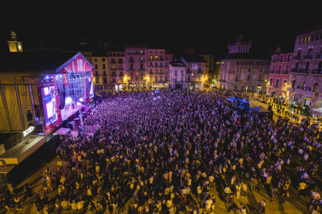 Concert de 31 FAM a la Plaça Major de Vic La Plaça Major de Vic plena de gom a gom durant el concert de 31 FAM a la 37ª edició del MMVV.