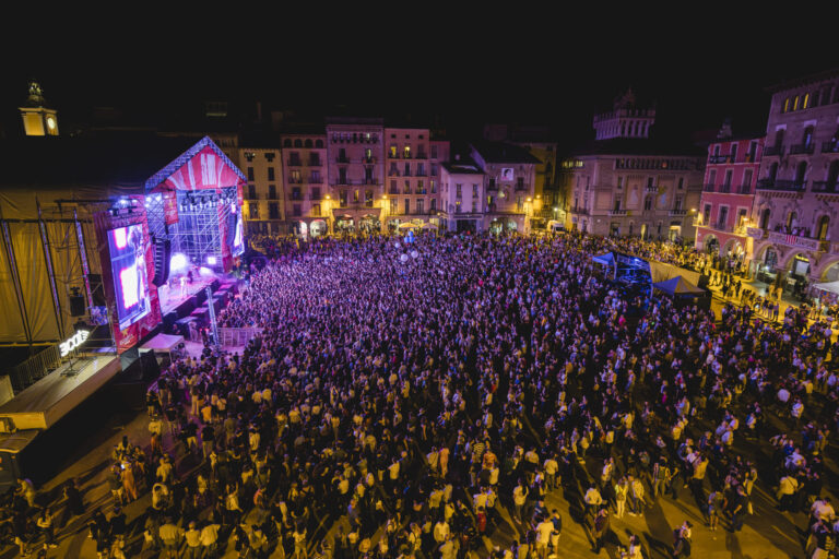 La Plaça Major de Vic plena de gom a gom durant el concert de 31 FAM a la 37ª edició del MMVV.